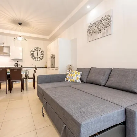 Wonderful, Designer 2br With Large Sofa & Tv By 360 Estates アパート