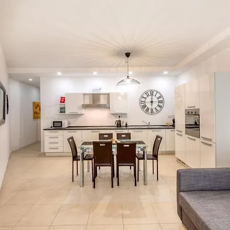 Wonderful, Designer 2br With Large Sofa & Tv By 360 Estates アパート